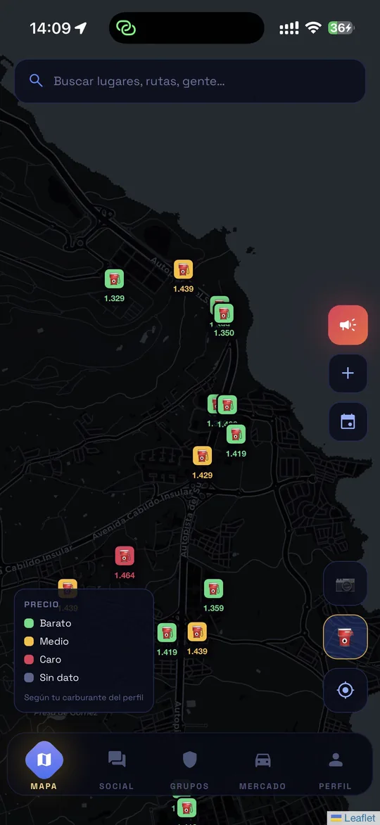 Mapa oscuro con precios de gasolineras en verde, ámbar y rojo, y su leyenda
